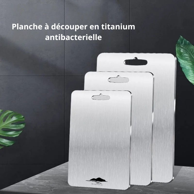 Planche à découper en titane pur. Ultra-résistant et durable .  Légèreté remarquable.     Pour une cuisine plus saine et plus moderne.