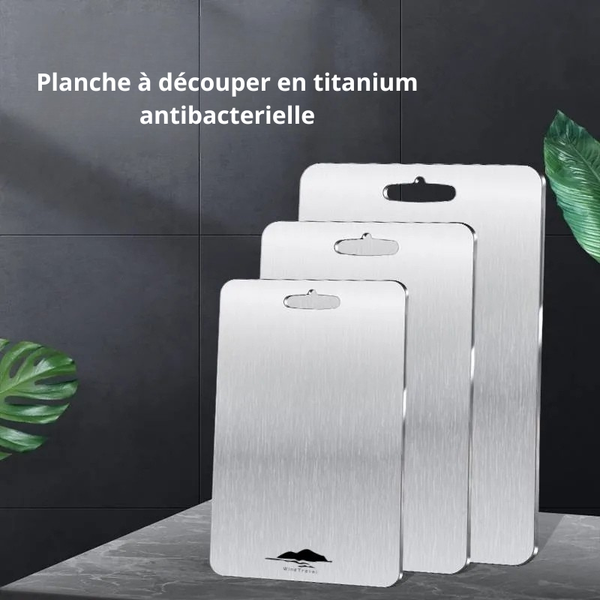 Planche à découper en titane pur. Ultra-résistant et durable .  Légèreté remarquable.     Pour une cuisine plus saine et plus moderne.