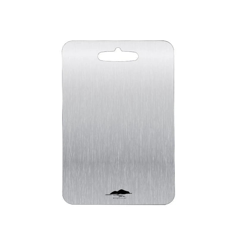 Planche à découper en titane pur. Ultra-résistant et durable .  Légèreté remarquable.     Pour une cuisine plus saine et plus moderne.