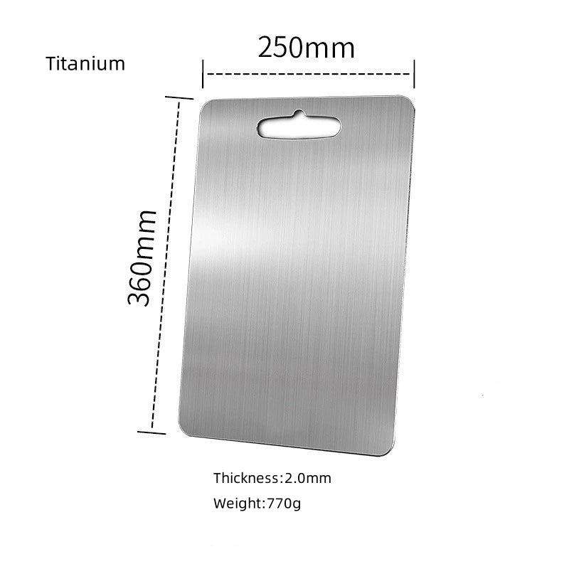Planche à découper en titane pur. Ultra-résistant et durable .  Légèreté remarquable.     Pour une cuisine plus saine et plus moderne.