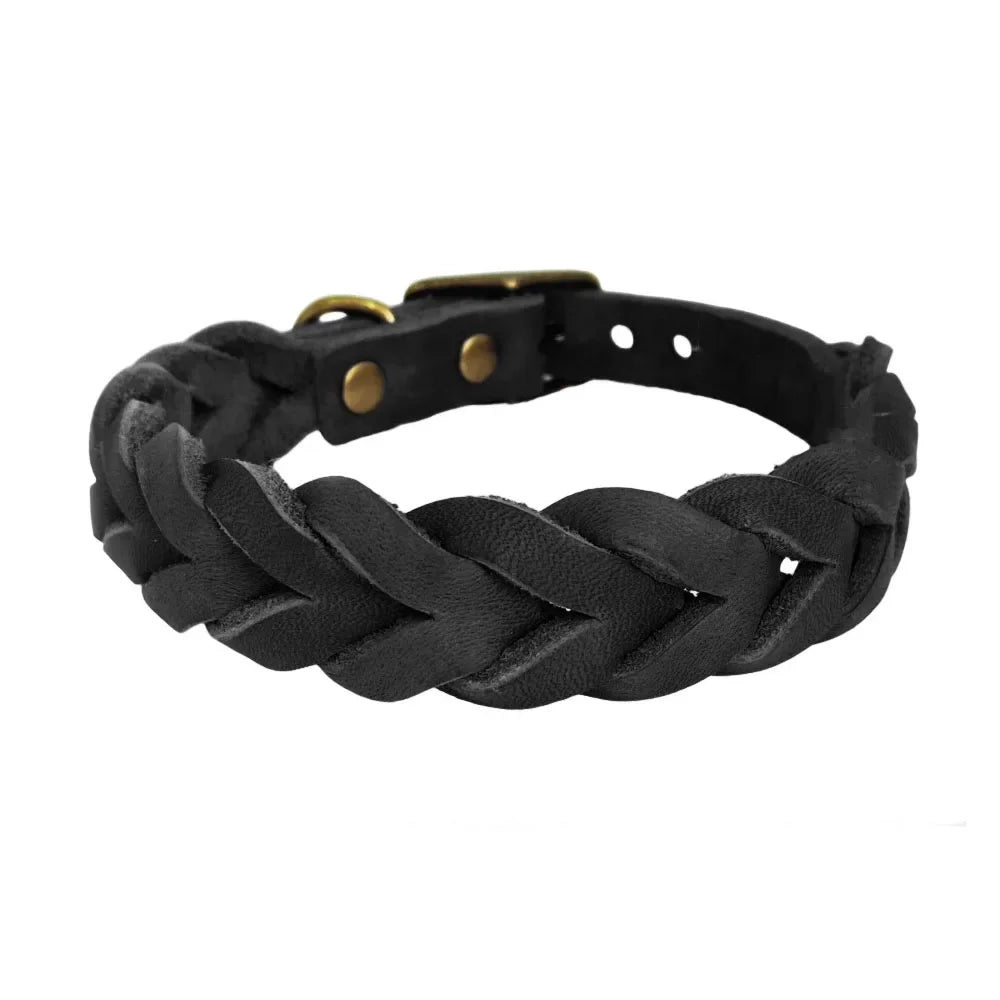 Nono, collier pour chiens en cuir véritable tressé, extrêmement souple en trois couleurs. Ce collier existe en trios tailles : S, M, L. Prenez bien la mesure, laissez un ou deux doigts à l'interieur du collier pour le confort du chien.