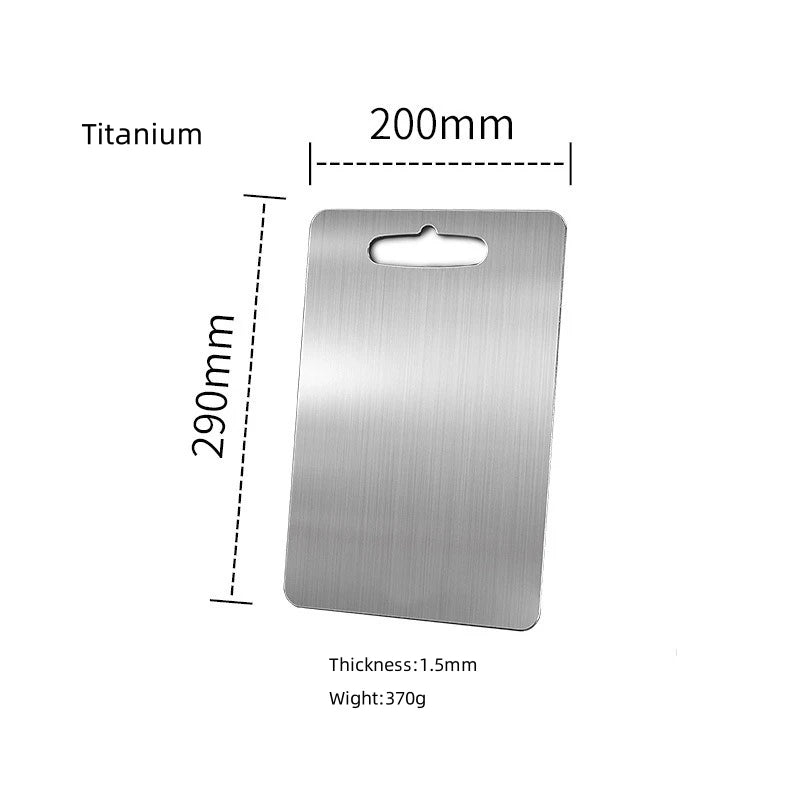 Planche à découper en titane pur. Ultra-résistant et durable .  Légèreté remarquable.     Pour une cuisine plus saine et plus moderne.