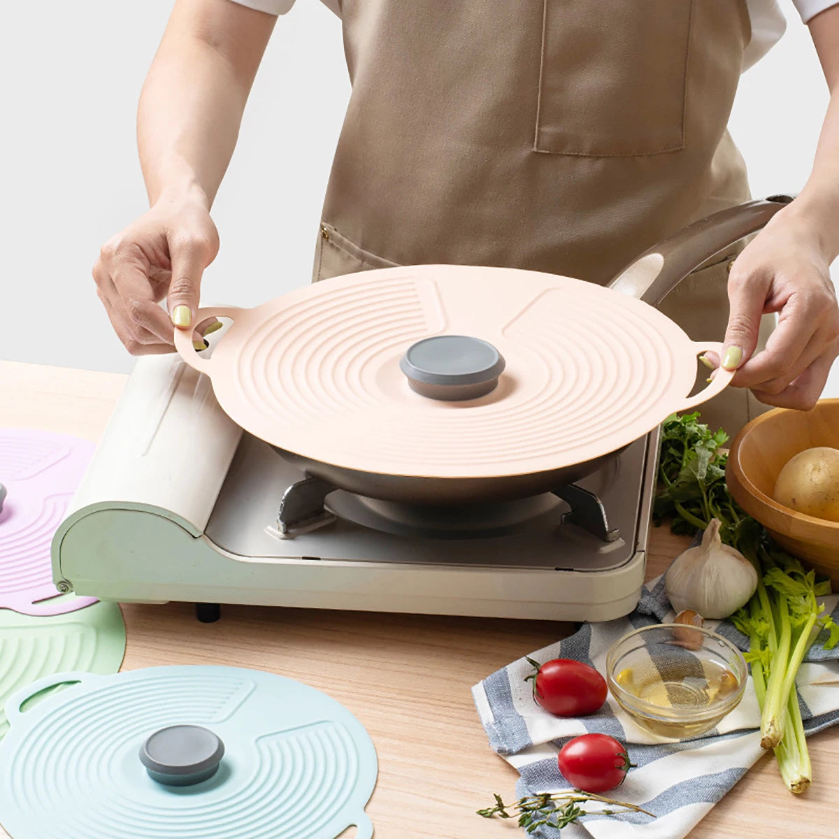 Couvercles en silicone. Fini le gaspillage : vos aliments restent frais plus longtemps.