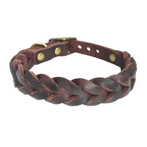 Nono, collier pour chiens en cuir véritable tressé, extrêmement souple en trois couleurs. Ce collier existe en trios tailles : S, M, L. Prenez bien la mesure, laissez un ou deux doigts à l'interieur du collier pour le confort du chien.