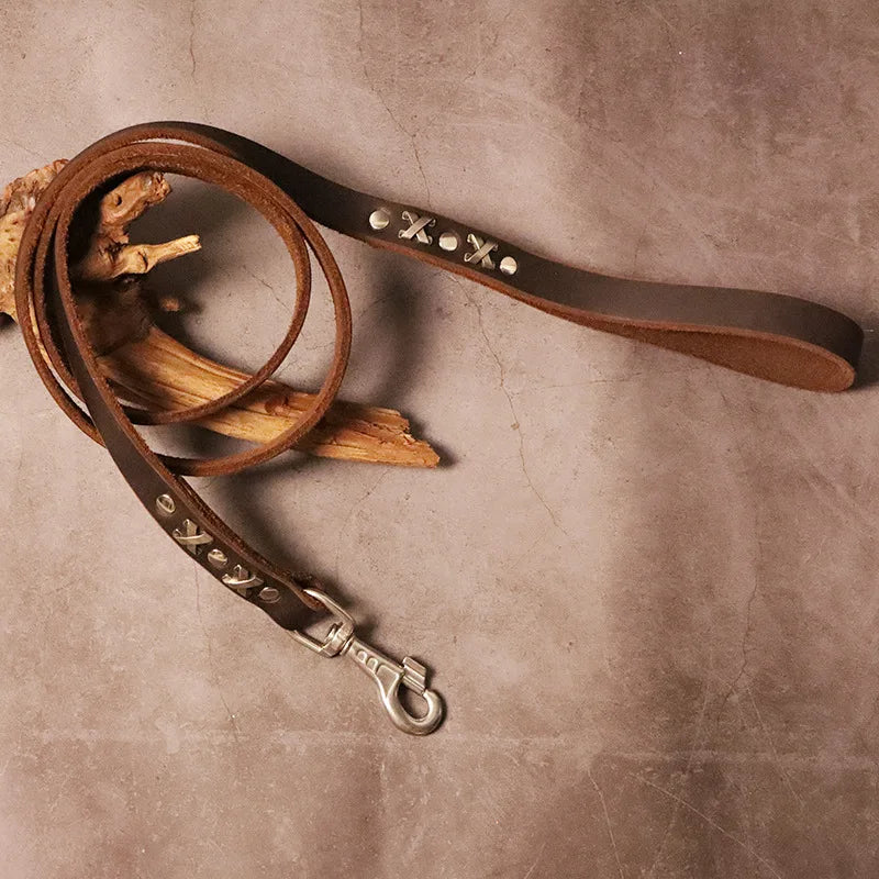 Ambre,  collier et laisse(1,5m) en cuir véritable style retro. Vendu séparément. Fait à la main à partir de cuir de vache supérieure.