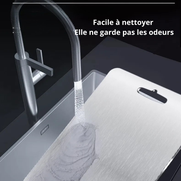 Planche à découper en titane pur. Ultra-résistant et durable .  Légèreté remarquable.     Pour une cuisine plus saine et plus moderne.