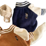 Teddy, blouson de baseball pour petit chien en velours côtelé. Trop mimi, il faut prendre une taille de plus pour que le chien soit confortable.