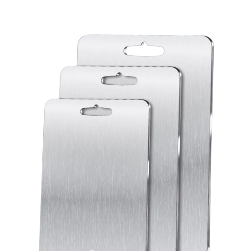 Planche à découper en titane pur. Ultra-résistant et durable .  Légèreté remarquable.     Pour une cuisine plus saine et plus moderne.